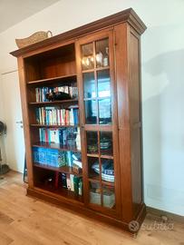 Libreria in legno con ante