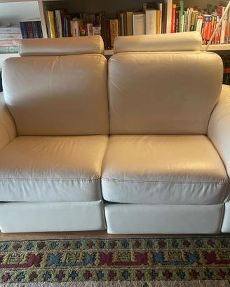 Divano Poltronesofà in vera pelle con poggiapiedi