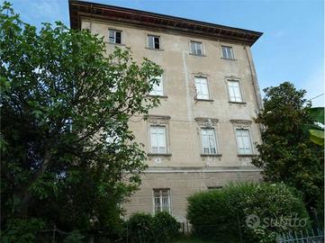 Palazzo / Stabile di 1000 m² con più di 5 locali a
