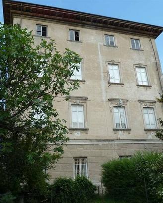 Palazzo / Stabile di 1000 m² con più di 5 locali a