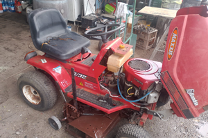 Trattorino taglia erba