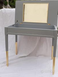 Scrittoio o toeletta o consolle