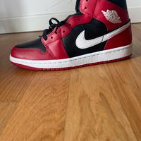 Scarpe air Jordan rosso e nere con baffo bianco