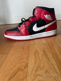 Scarpe air Jordan rosso e nere con baffo bianco