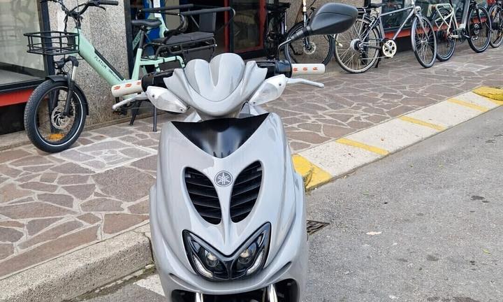 Yamaha Aerox 50 cc grigio pastello