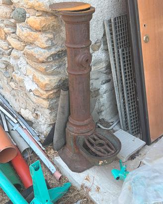 Fontana in ferro antica