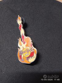 Hard Rock café spilla a forma di chitarra 