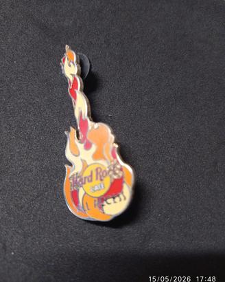 Hard Rock café spilla a forma di chitarra 