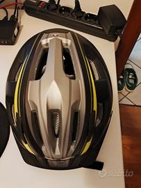 casco da bici con luce