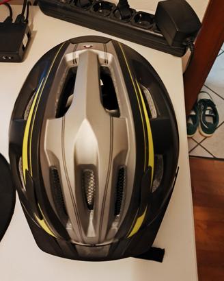 casco da bici con luce