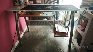 scrivania in vetro con porta tastiera e PC 