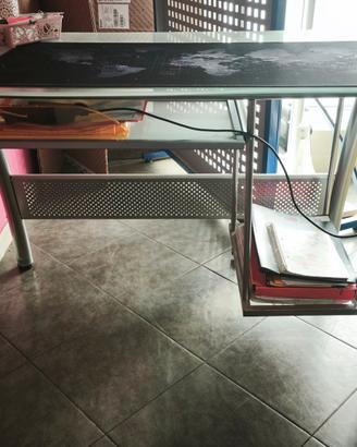 scrivania in vetro con porta tastiera e PC 
