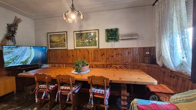 Arredamento completo per taverna realizzato in leg