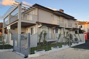 PORZIONE DI QUADRIFAMILIARE A CAMAIORE