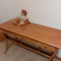 Armadio rosa e scrittoio con gambe in giunco