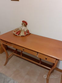 Armadio rosa e scrittoio con gambe in giunco