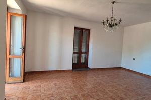 Casa con taverna giardino 2 bagni 3 box lavanderia
