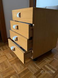 cassettiera con rotelle in legno chiaro