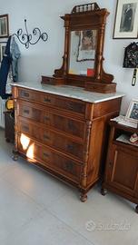 Comò antico con specchiera