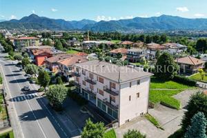 Palazzo / Stabile di 1145 m² con più di 5 locali a