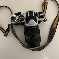 Nikon fe2 analogica con obiettivo