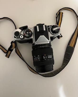 Nikon fe2 analogica con obiettivo