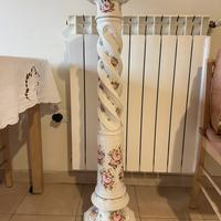 Colonna in gesso dipinta a mano
