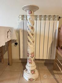Colonna in gesso dipinta a mano