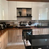Cucina legno e bianco laccato
