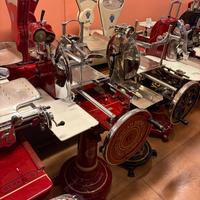 affettatrice antica con piedistallo