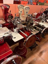 affettatrice antica con piedistallo