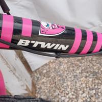 bicicletta con caschetto 