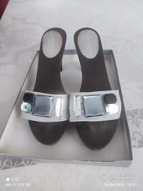 zoccoli in legno e pelle colore grigio 