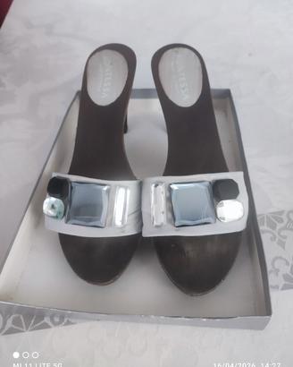 zoccoli in legno e pelle colore grigio 