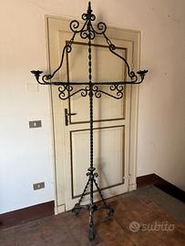 Grande candeliere da terra in ferro battuto