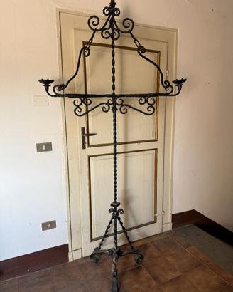 Grande candeliere da terra in ferro battuto