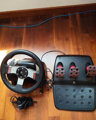 Volante Logitech G27 con pedali inclusi