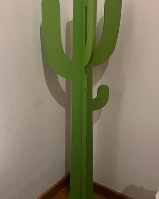 Appendiabiti in legno verde a forma di cactus