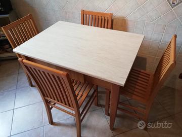 Tavolo in legno con 4 sedie