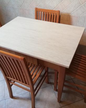 Tavolo in legno con 4 sedie