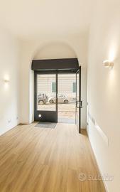 LOCALE COMMERCIALE CON VETRINA SU STRADA