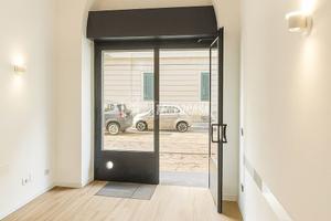 LOCALE COMMERCIALE CON VETRINA SU STRADA