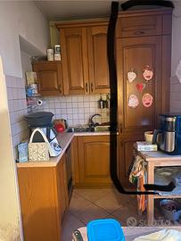 Cucina ad angolo, mobile dispensa con vetrina