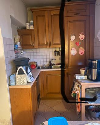 Cucina ad angolo, mobile dispensa con vetrina