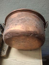 Antica pentola in rame