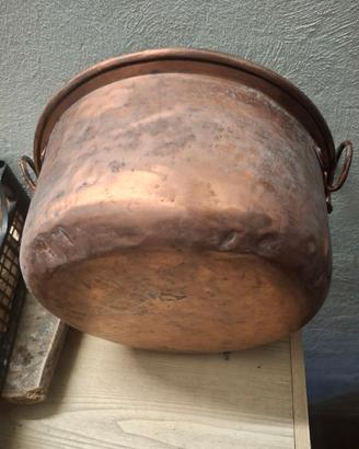 Antica pentola in rame