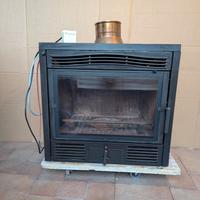 camino moderno a legna in ghisa.