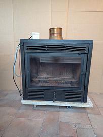 camino moderno a legna in ghisa.