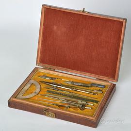 Antico set compassi ed accessori disegno