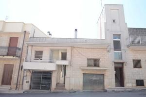 Vendita intero stabile via Kennedy Villa Castelli